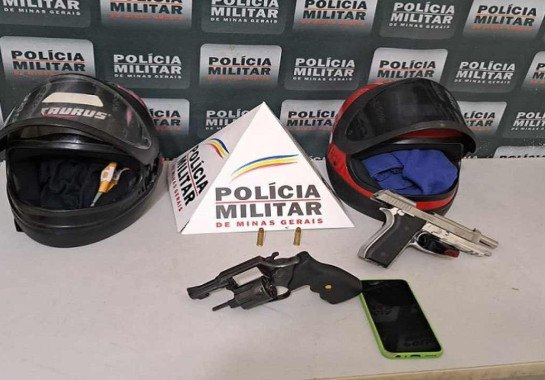 Armas e celular apreendidos com fugitivos -  (crédito: PMMG)