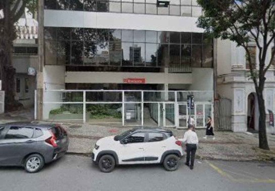 Homem usou um pedra para quebrar a porta da agência bancária -  (crédito: Google maps)