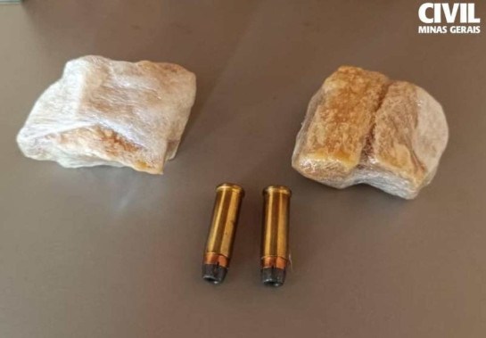 Polícia Civil localizou munições, uma balança com vestígios de crack e porções da substância na casa onde mulher era mantida em cárcere privado -  (crédito: PCMG/Divulgação)