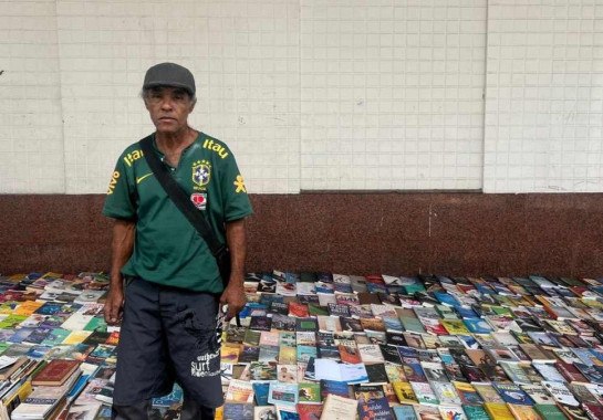 José Horácio começa a rotina no sebo às 5h30 organizando os livros na calçada
 -  (crédito: Ana Clara Parreiras/EM/D.A. Press)
