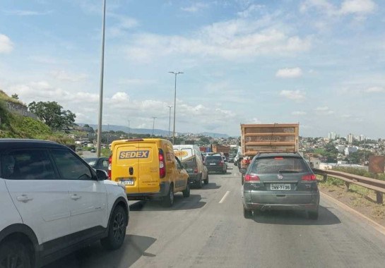 Trânsito lento e excesso de carros são rotina para quem precisa trafegar pelo Anel Rodovário, em Belo Horizonte -  (crédito: Carlos Altman/EM)