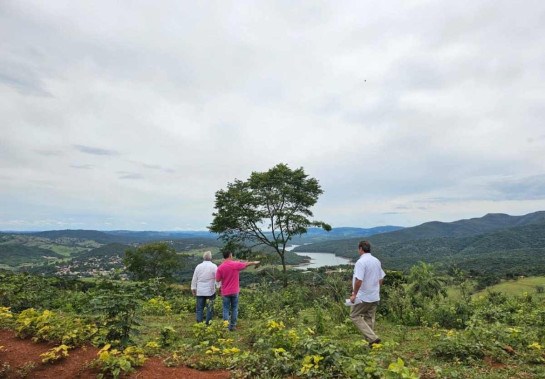 Jorge Rebelo visitou em Brumadinho o terreno de 10 hectares, que fica no alto de um morro, com vista espetacular para o lago da Represa do Rio Manso -  (crédito: Bárbara Barros Botega/Secom)