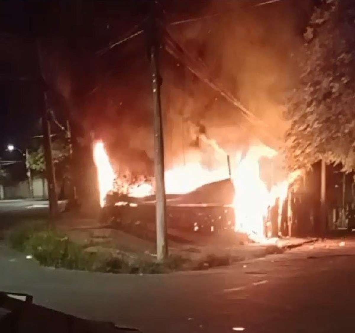 Polícia investiga possível incêndio criminoso em ferro-velho em BH
