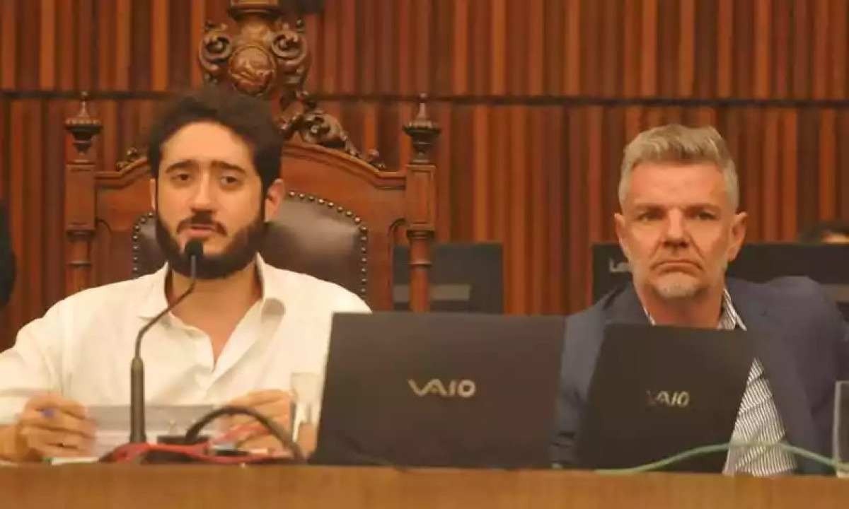 CMBH: Juliano convoca suplentes para votações contra Gabriel
