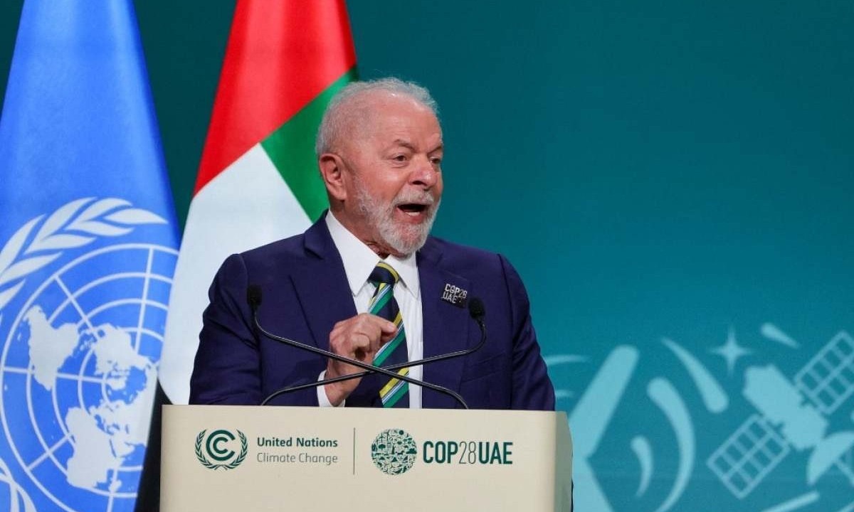 Luiz Inácio Lula da Silva discursa durante evento realizado em Dubai, nesta sexta-feira (1/12) -  (crédito:  Giuseppe CACACE / AFP)