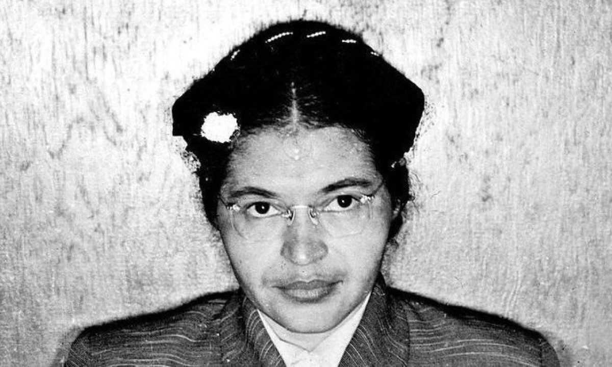Rosa Parks (centro) após uma decisão da Suprema Corte que encerrou o boicote de 381 dias aos ônibus segregados em Montgomery -  (crédito: Getty Images)