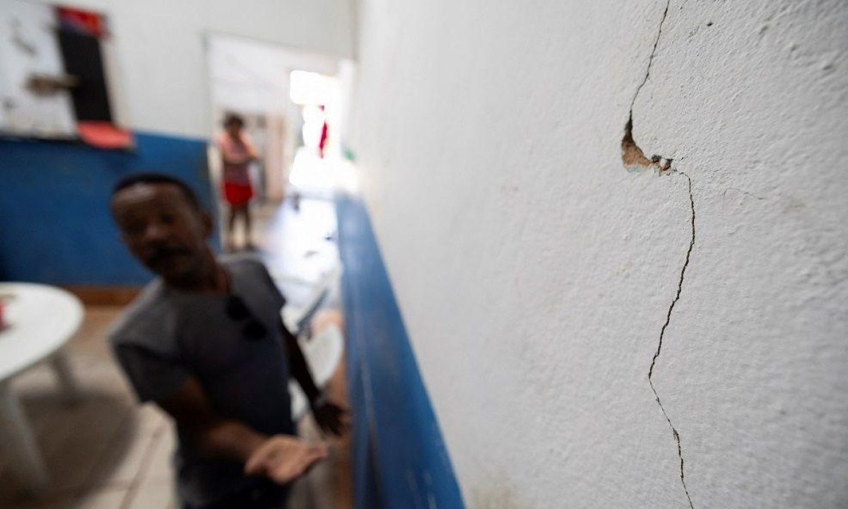 O morador José Agnaldo gesticula perto de uma rachadura na parede de sua casa, afetada pela mineração de sal-gema -  (crédito: REUTERS/Jonathan Lins)