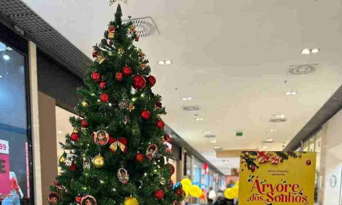 Imagem de uma árvore de natal dentro de um shopping