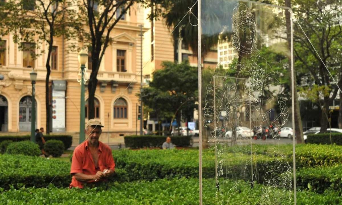 Instalação das luzes de Natal na Praça da Liberdade
 -  (crédito: Túlio Santos/EM/D.A Press)