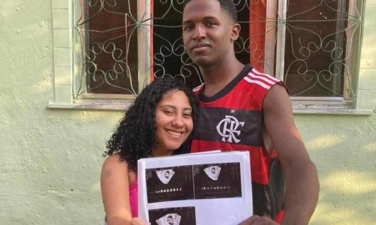 A jovem de 18 anos chegou a passar mal no momento em que descobriu a gravidez -  (crédito: Reprodução/Instagram @gerando_quintuplos)