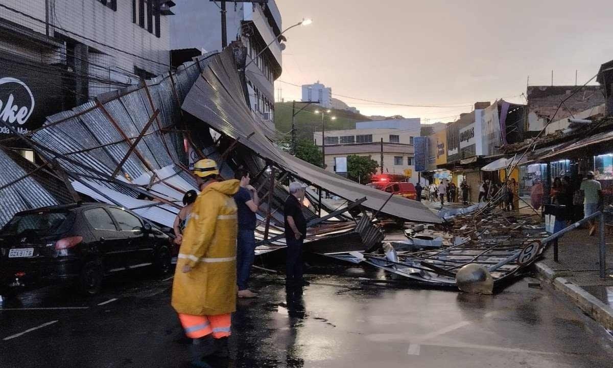 Loja destelhada em Coronel Fabriciano  -  (crédito: CBMMG/Divulga&ccedil;&atilde;o )