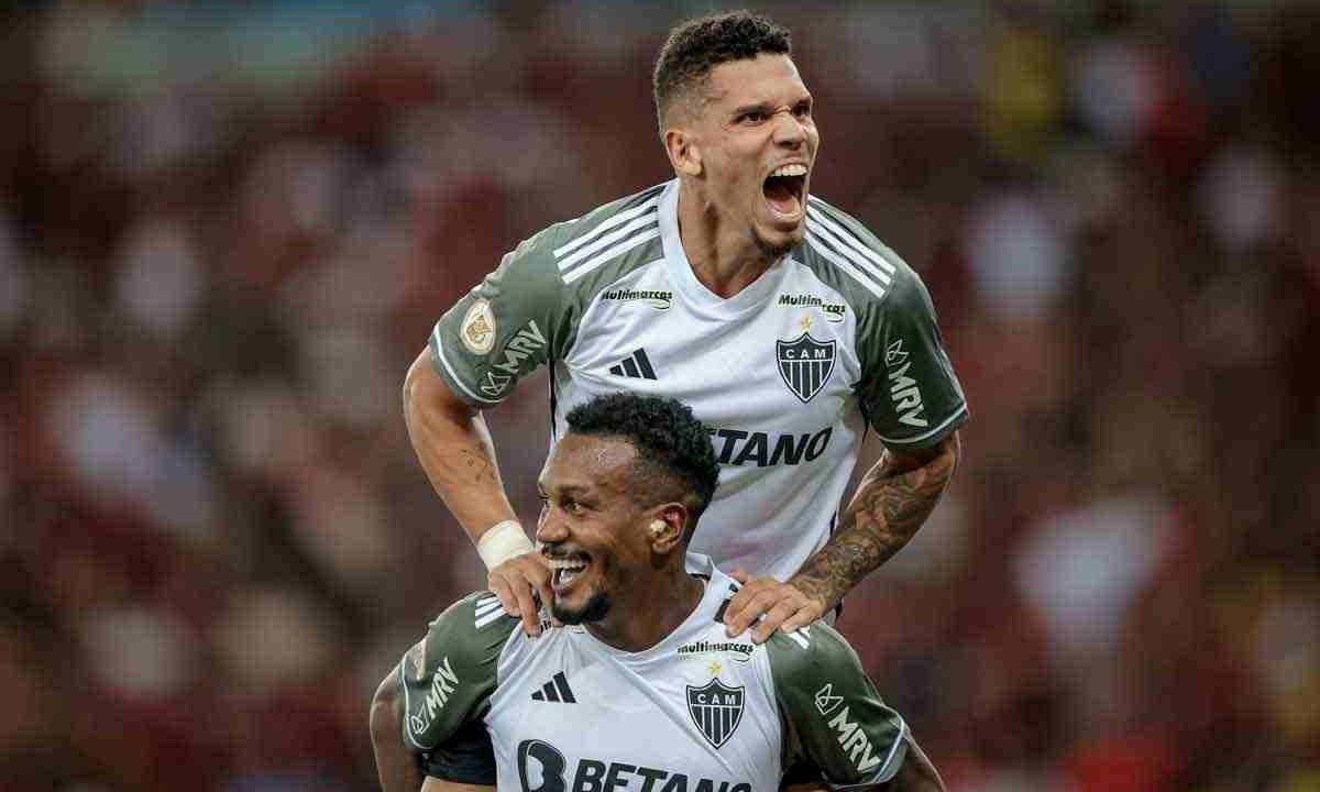 Edenilson e Paulinho (acima) comemoram um dos gols do Atlético na goleada por 3 a 0 diante do Flamengo, na rodada passada -  (crédito: Pedro Souza / Atlético)