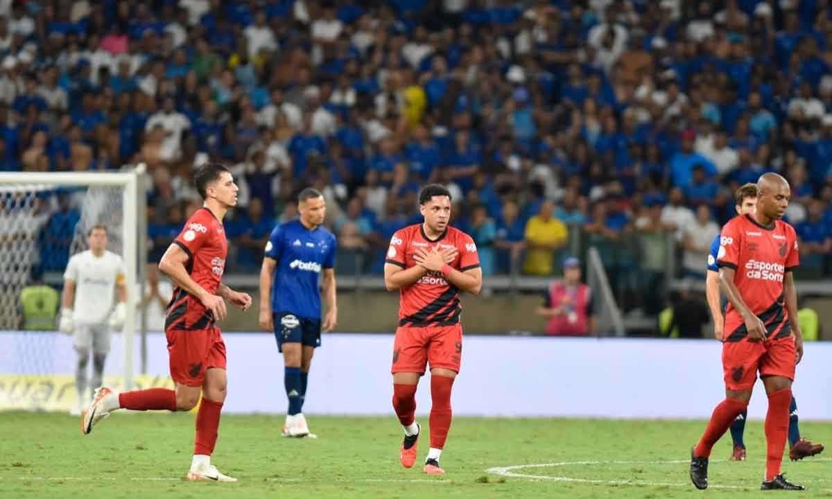 O empate do Cruzeiro contra o Furacão por 1 a 1 na última rodada tirou do time celeste a chance de eliminar de vez o 'fantasma' do rebaixamento -  (crédito: Ramon Lisboa/EM/D.A Press)