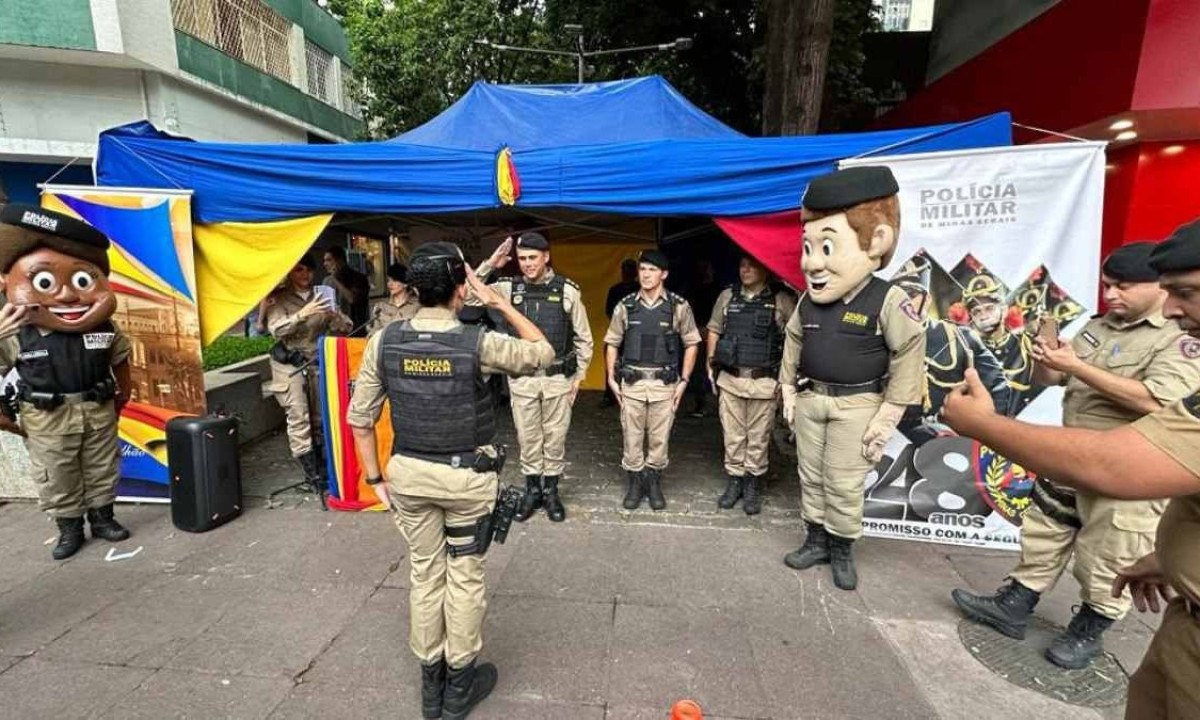 Uma tenda foi montada e, a partir de uma bancada, os oficiais distribuíram panfletos e adesivos para a conscientização -  (crédito: Ramon Lisboa/EM/D.A. Press)