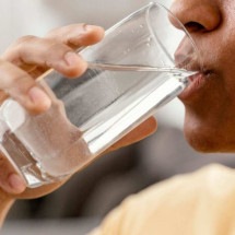 Médica alerta para a importância de beber água todos os dias - Freepik