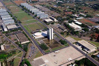 Praça dos Três Poderes com a Esplanada dos Ministérios: os homens que compõem as organizações que exercem o Poder, com raras exceções, perderam o senso da realidade -  (crédito: Geraldo Magela/Agência Senado)