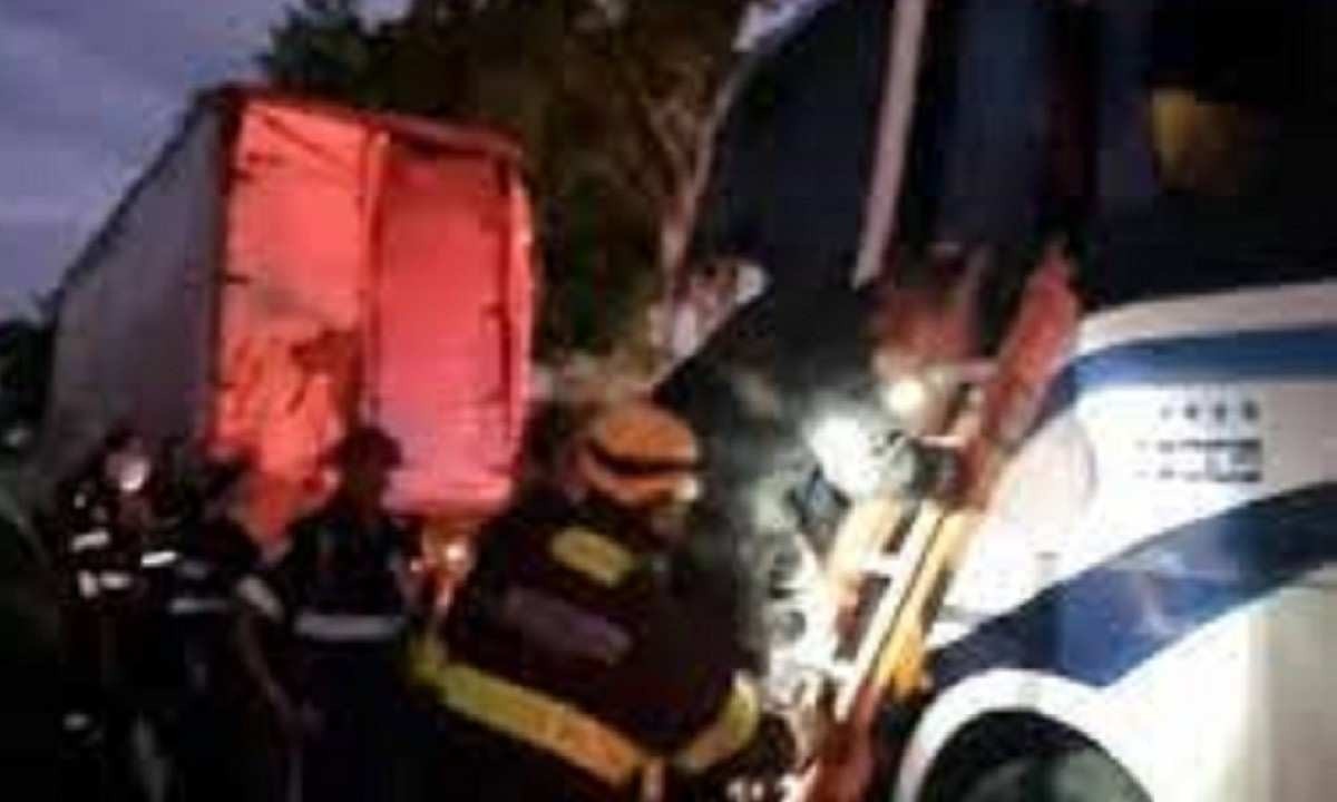Motorista morre e 27 passageiros ficam feridos em batida de ônibus