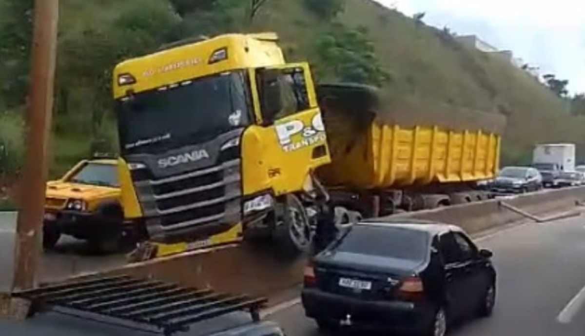 Batida entre carretas deixa trânsito lento no Anel Rodoviário em BH