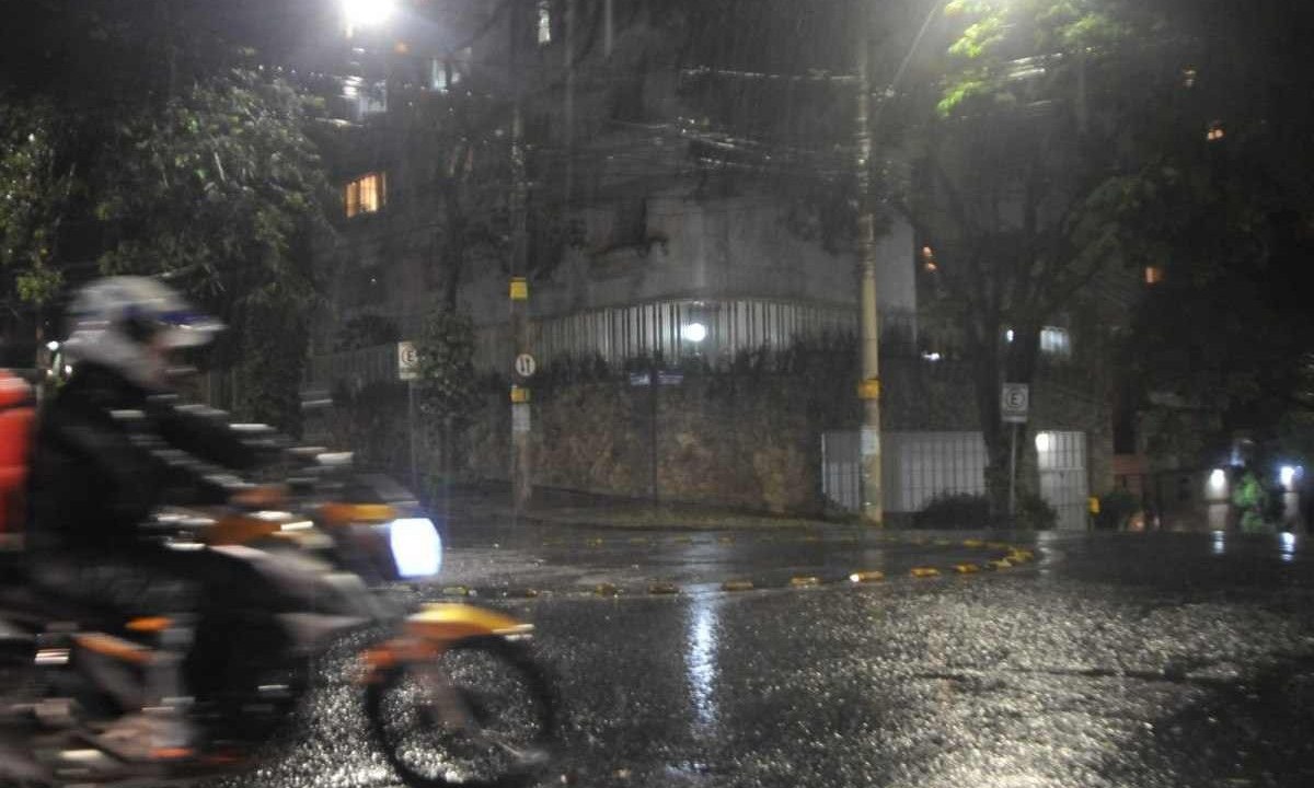 Mototciclista enfrenta chuva em Belo Horizonte que deve se agravar com alerta detempestades do INMET -  (crédito: Túlio Santos/EM/D.A.Press)