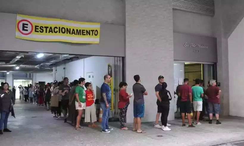 Fila para votação em eleição do Conselho Tutelar em BH -  (crédito: Tulio Santos/EM/D.A.Press)