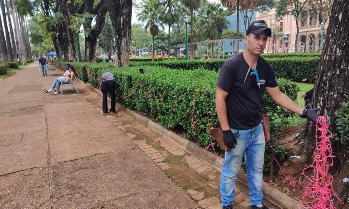 Eletricistas tiveram de refazer quase toda a rede de pisca-piscas da Praça da Liberdade -  (crédito: Jair Amaral/EM/D. A. Press)