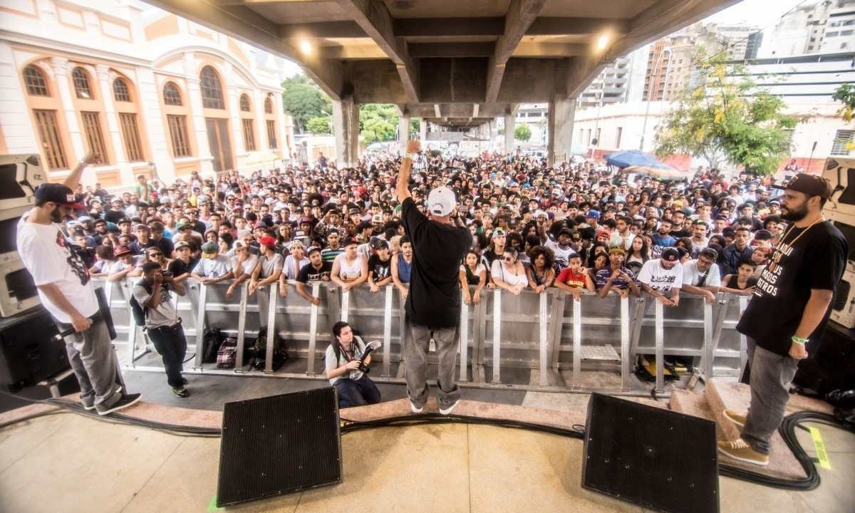 Duelo de MCs atrai multidão de jovens ao pilotis do Viaduto Santa Tereza, no Centro de BH
       -  (crédito:   Pablo Bernardo/divulgação)