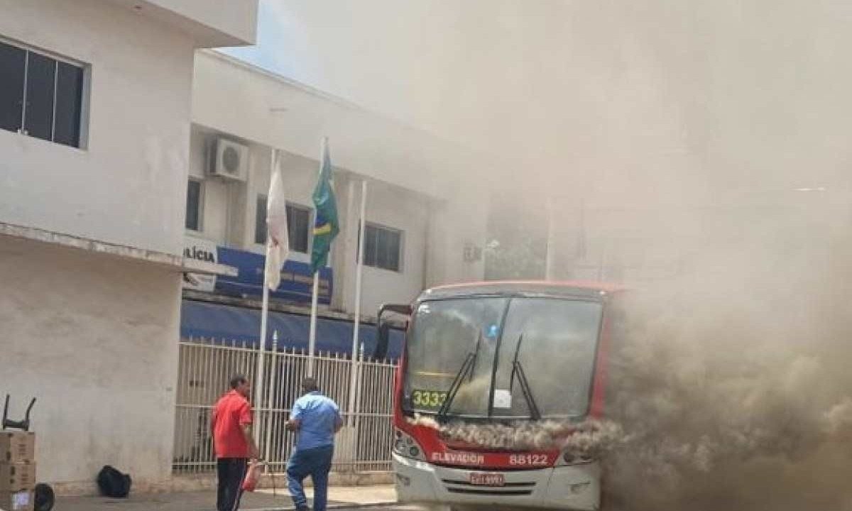 De acordo com o Corpo de Bombeiros, uma pane elétrica teria causado incêndio em ônibus -  (crédito: Igarapé Online Notícias / Reprodução)