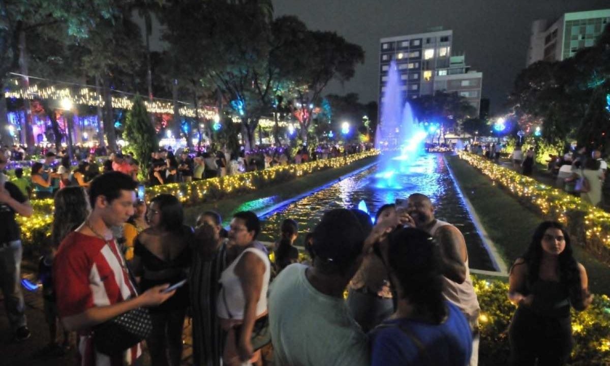Milhares de pessoas acompanharam a inauguração da iluminação de Natal na Praça da Liberdade -  (crédito: Marcos Vieira/EM/D.A Press)