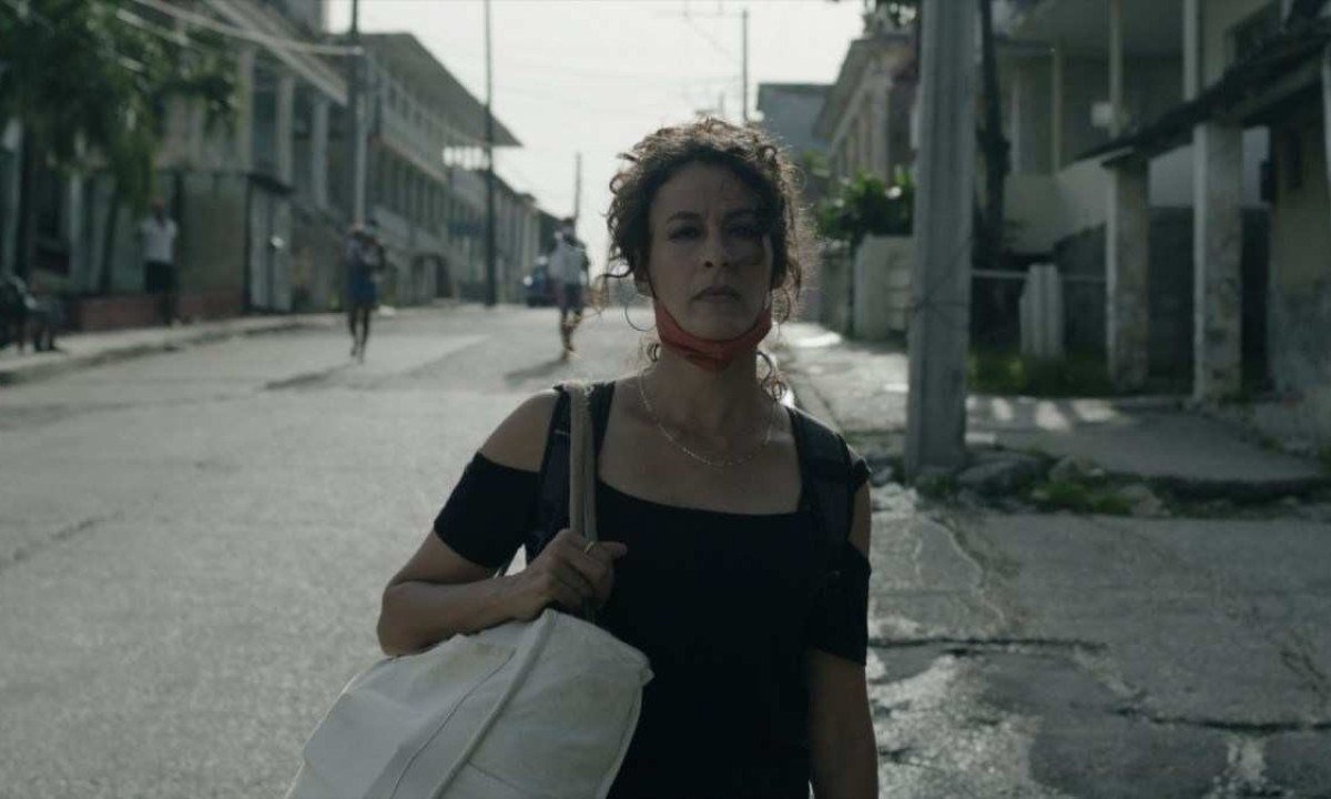 A atriz Lola Amores levou o Troféu Mucuripe de atuação principal por "A mulher selvagem", no qual ela interpreta uma mãe que foge com o filho da violência doméstica; o filme levou ainda o prêmio principal no 33º Cine Ceará -  (crédito: Cine Ceará – Festival Ibero-americano de Cinema/Divulgação)