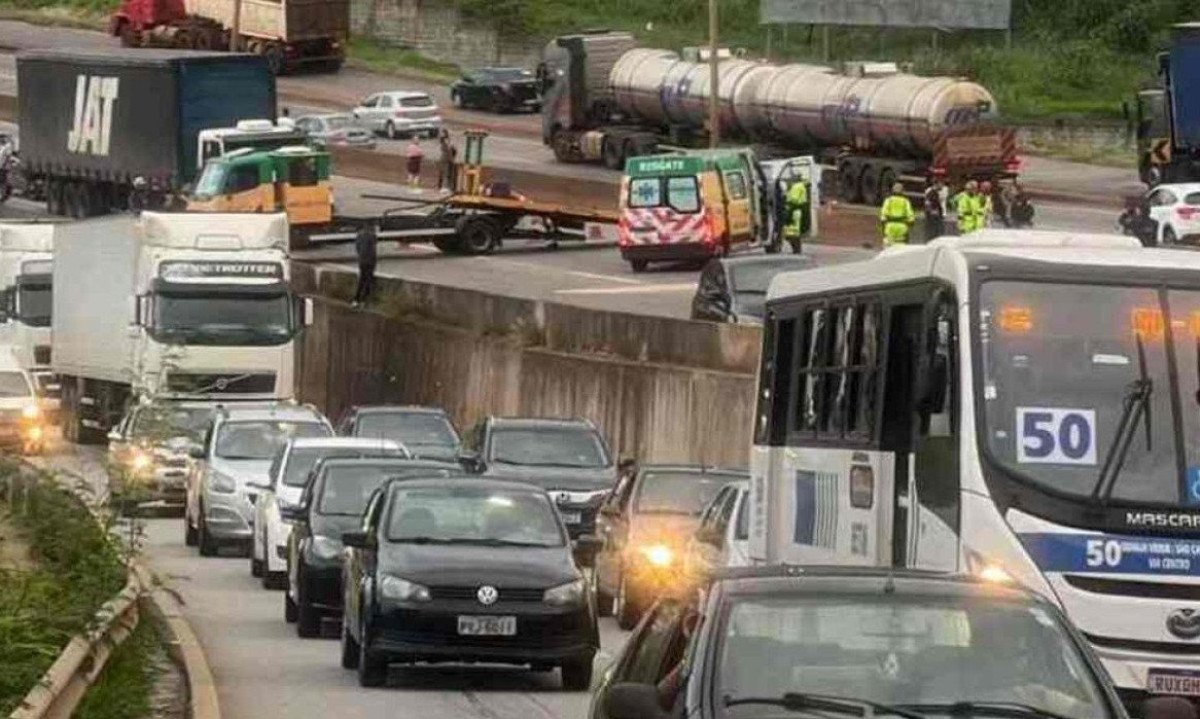 Devido ao bloqueio das pistas, o trânsito no sentido São Paulo ficou com uma lentidão de três quilômetros -  (crédito: Redes sociais/divulgação)