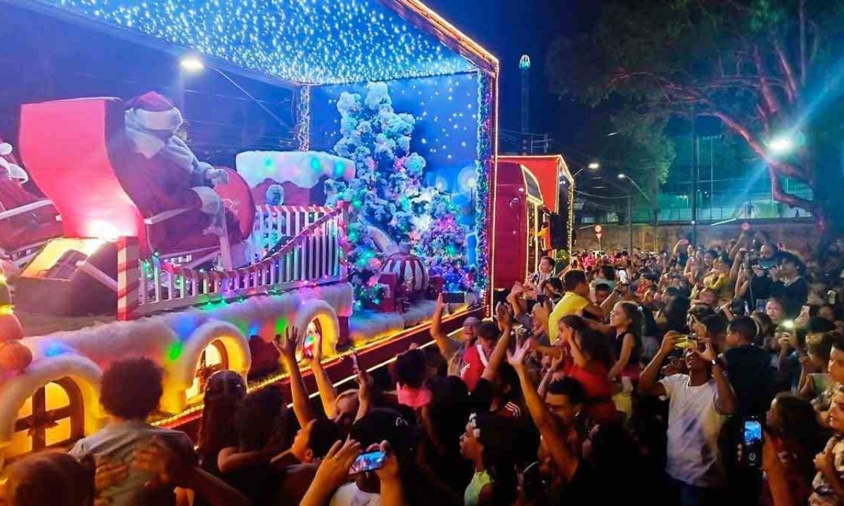 Crianças e adultos vibraram com a caravana de Papai Noel -  (crédito: Helvécio Carlos/EM/DA Press)