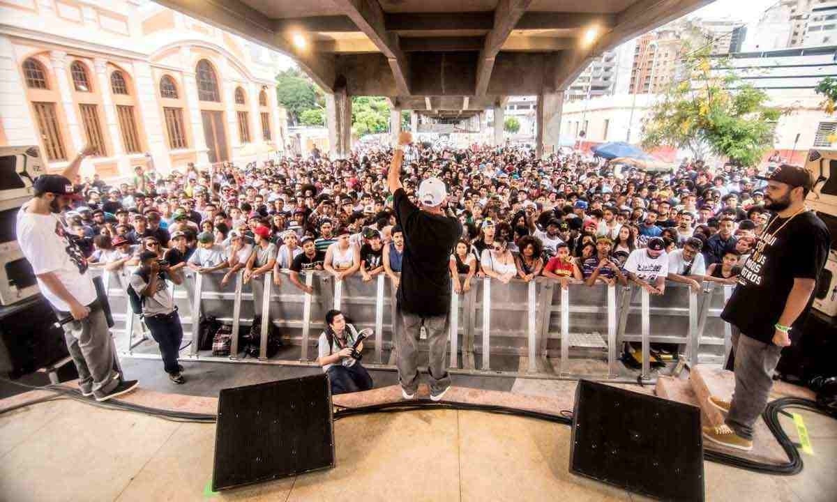 Duelo de MCs vem reunindo multidão de jovens no Viaduto Santa Tereza, no Centro de BH -  (crédito: Pablo Bernardo/divulgação)
