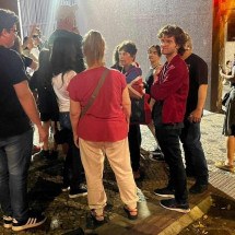 Fãs de Paul McCartney enfrentam sol e chuva para ver o ídolo em hotel de BH - Luísa Lombardi/Estado de Minas