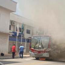Ônibus pega fogo e assusta moradores na Grande BH - Igarapé Online Notícias / Reprodução