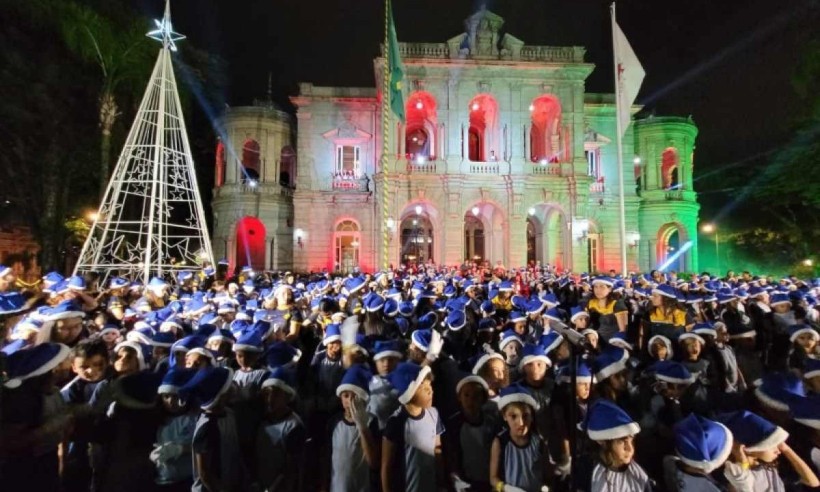 Coral Educação Adventista, composto por 1,2 mil vozes, apresentou a Cantata Natalina, em frente ao Palácio da Liberdade
