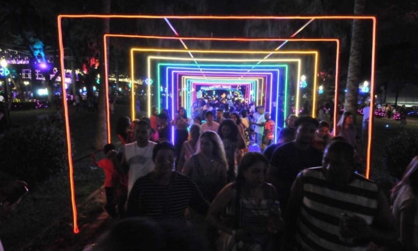 Túnel iluminado em neon flex cria experiência imersiva nesse que é um dos principais pontos turísticos da cidade 