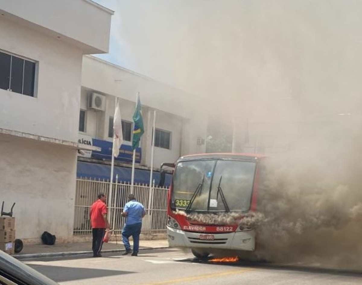 Ônibus pega fogo e assusta moradores na Grande BH