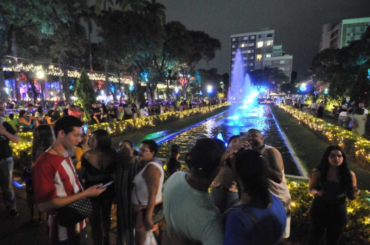 Após vandalismo, Praça da Liberdade inaugura iluminação de Natal em BH