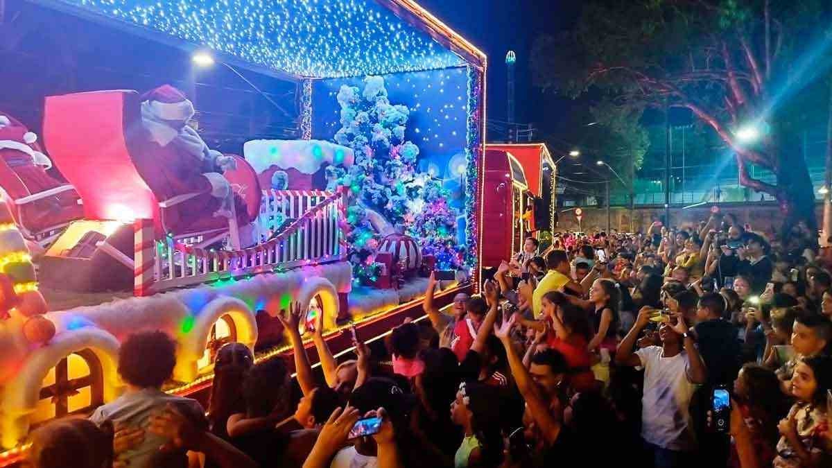 Papai Noel leva 50 mil pessoas às ruas de BH em desfile de quatro horas