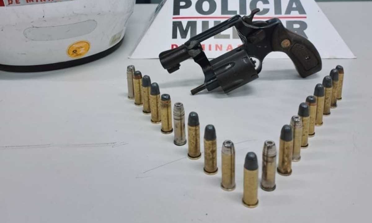 A PM apreendeu uma arma de fogo e 19 munições -  (crédito: PMMG/Divulgação)