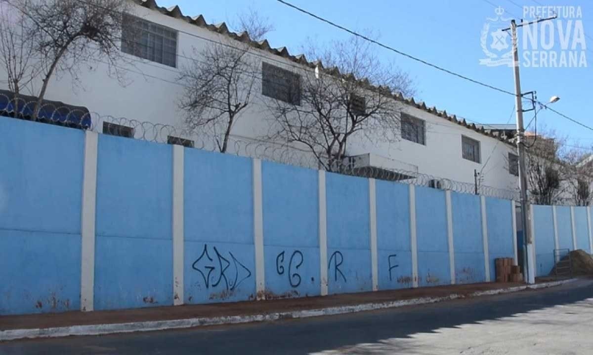 Acidente ocorreu em frente à tradicional Escola Belchior Negro -  (crédito: Prefeitura de Nova Serrana)