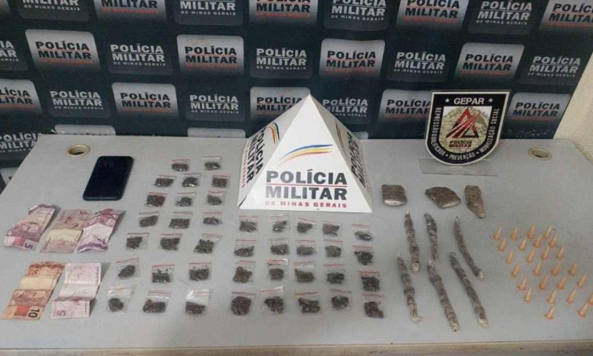 Foram apreendidos um celular e R$ 30 em posse do jovem e, enterrados, estavam nove tabletes de maconha, 40 porções da mesma droga e 26 pinos de cocaína -  (crédito: PMMG/Divulgação)