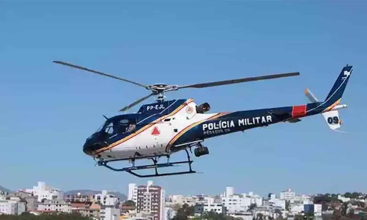 Helicóptero Pégasus da PMMG é um dos elementos táticos utilizados para o cerco contra atentado a policiais militares sem Contagem -  (crédito: Edésio Ferreira/EM/D.A.Press (08/04/2021))