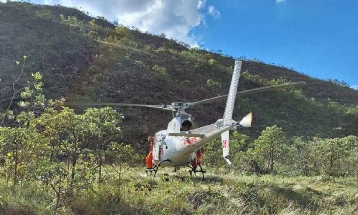 Assim que foi encontrado jovem sofreu apresentou sinais de uma crise convulsiva que se estendeu para uma parada cardiorrespiratória -  (crédito: CBMMG / Divulgação)