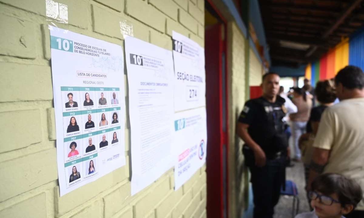 casal questionou cartazes colado em todos os pontos de votaÃ§Ã£o com o nome, foto e nÃºmero dos candidatos da regional -  (crédito: Leandro Couri / EM / D.A Press)