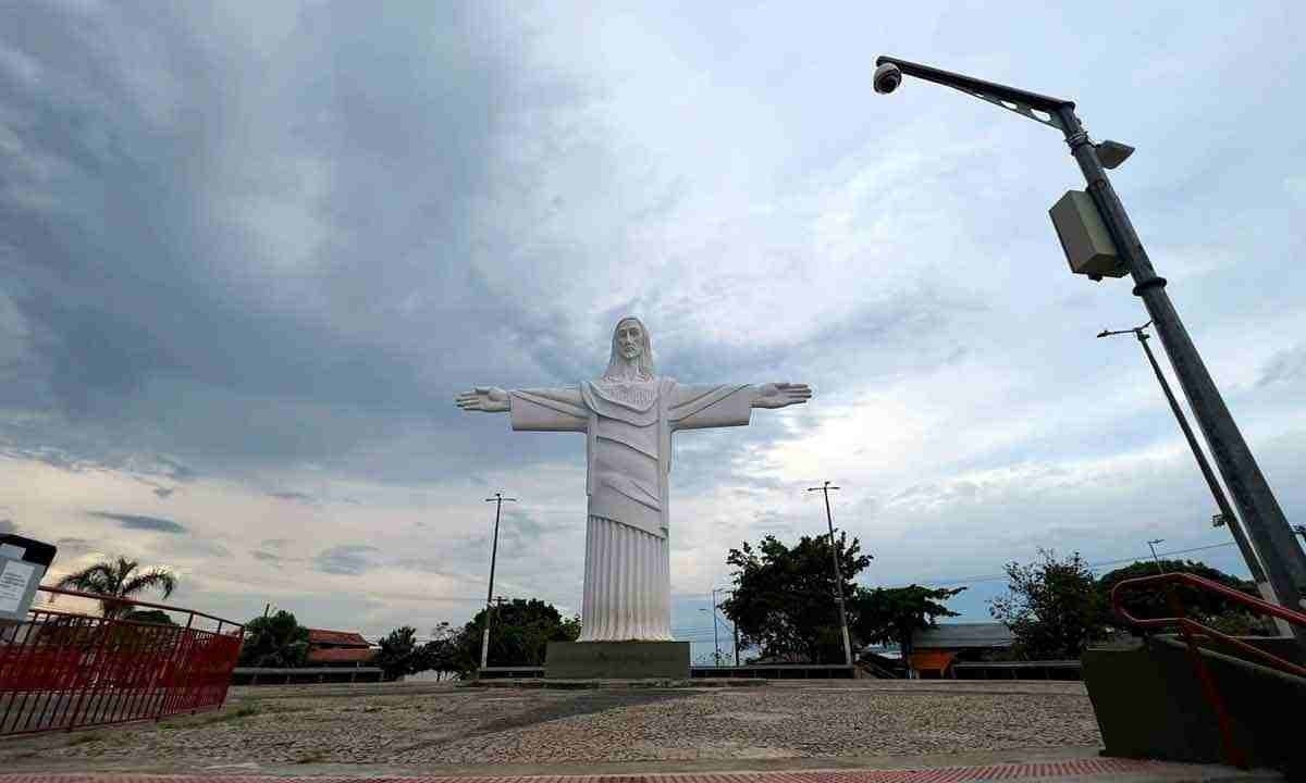 o cristo redentor do bairro milionários foi construído no fim dos anos 1950 por um imigrante italiano e se tornou referência na região -  (crédito: ana clara parreiras/esp. em)