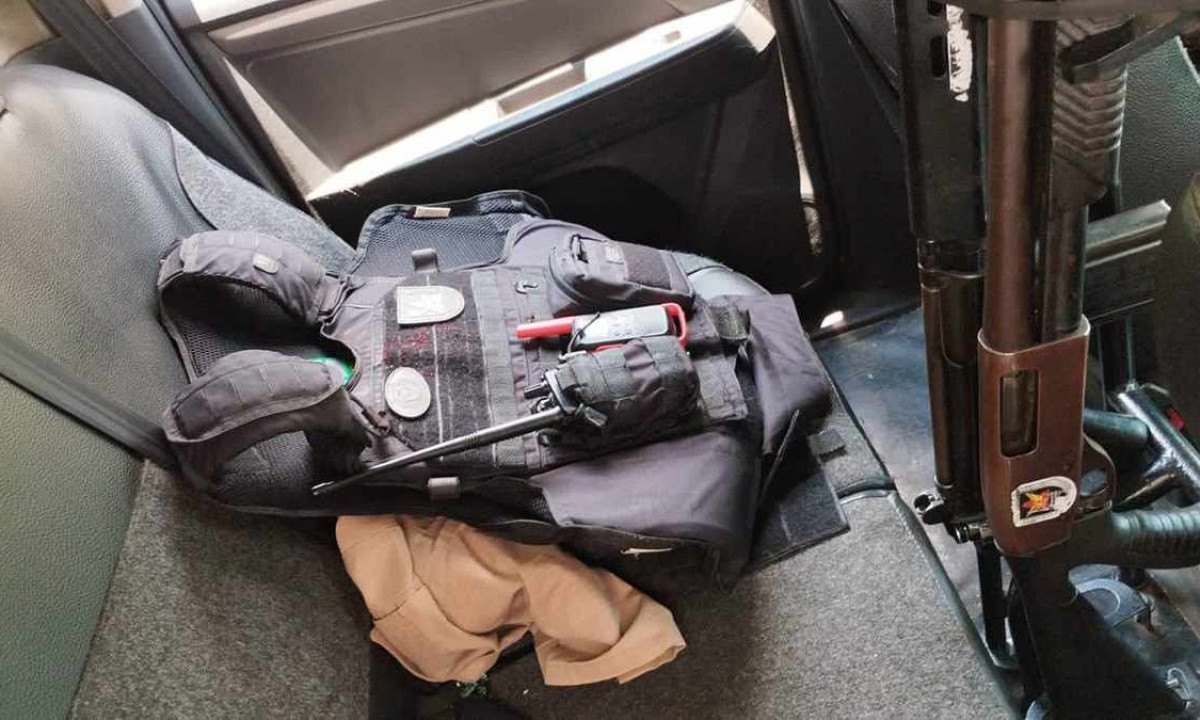 Colete, rádio e outros equipamentos do sargento atingido por estilhaços depois de atentado a tiros contra viatura em Contagem -  (crédito: PMMG)