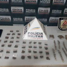 Jovem que enterrava drogas perto de igreja é preso em Governador Valadares - PMMG/Divulgação