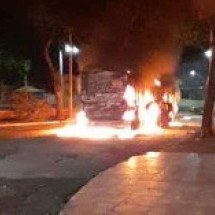 Suspeitos ateiam fogo em ônibus em Venda Nova - CBMMG / Divulgação