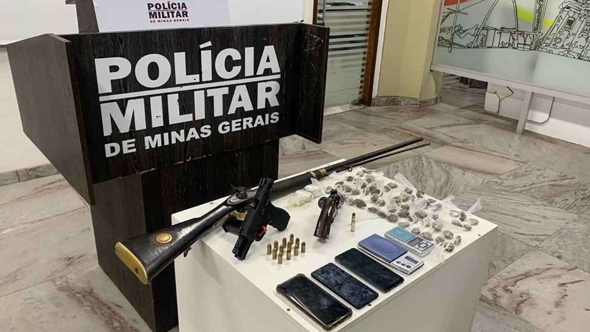 Armamentos, munições, celulares, balança e drogas apreendidos com suspeitos do atentado